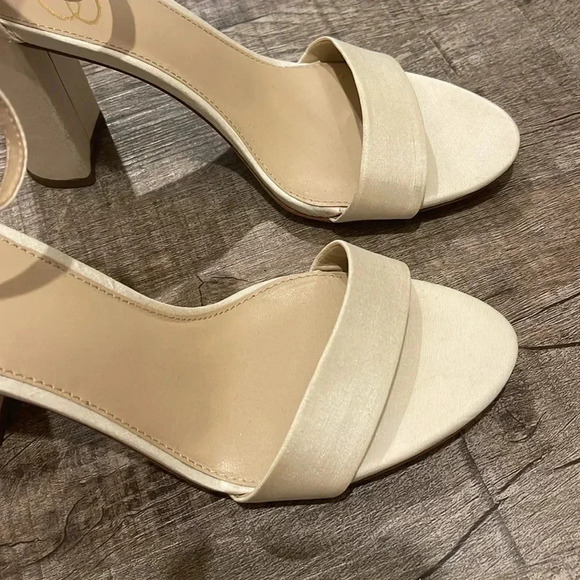 NWOB!! Sam Edelman - YARO BLOCK HEEL SANDAL - Pearl Ivory Silk - Size 9 - Picture 6 of 8